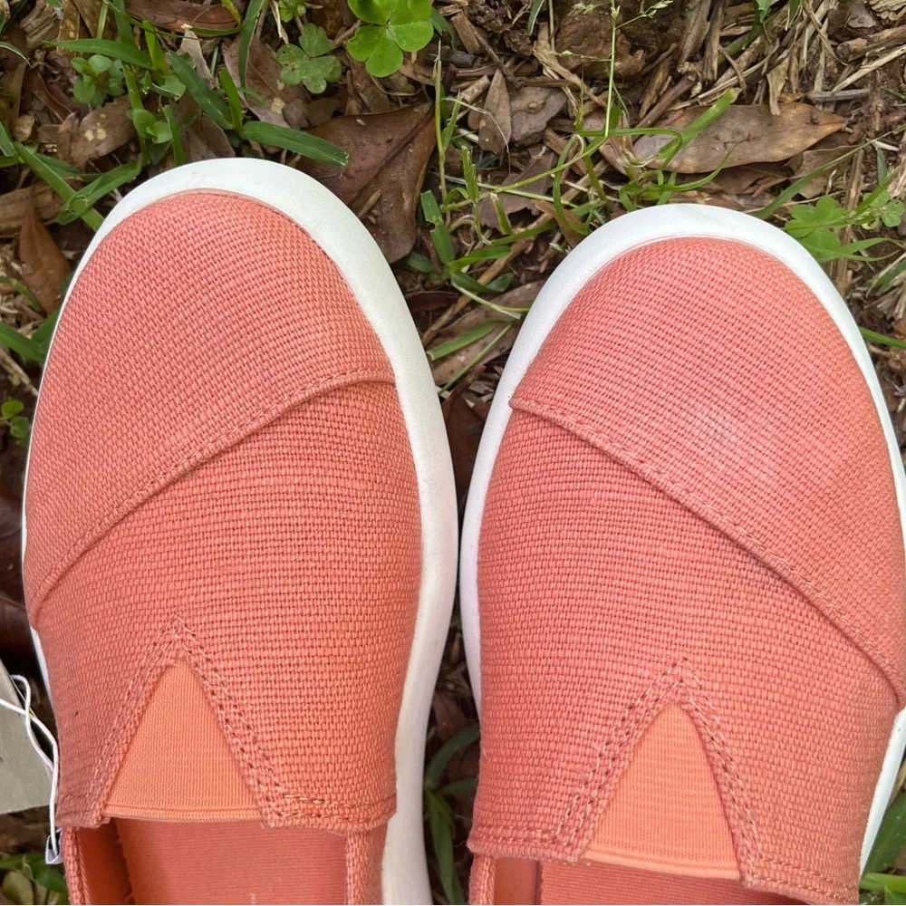 🆕TOMS Coral Slip-On Sneakers. 5.5